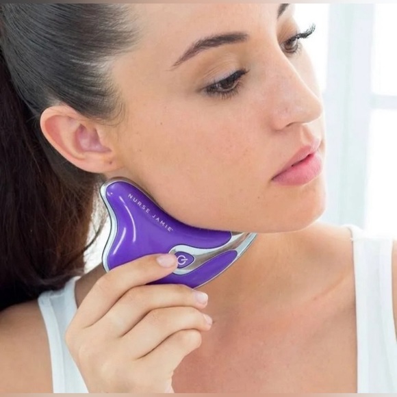 Nurse Jamie Triangle Massaging Facial Tool - Picture 4 of 6